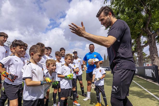 Stole Dimitrievski visita el Campus de Verano del Valencia CF (Foto: VCF).