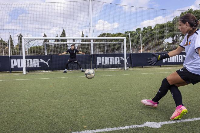 Stole Dimitrievski visita el Campus de Verano del Valencia CF (Foto: VCF).