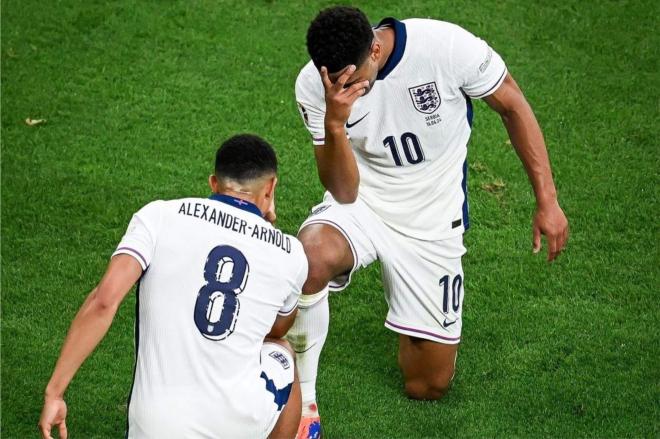 Jude Bellingham celebrando un gol con Alexander Arnold (Foto: @England).