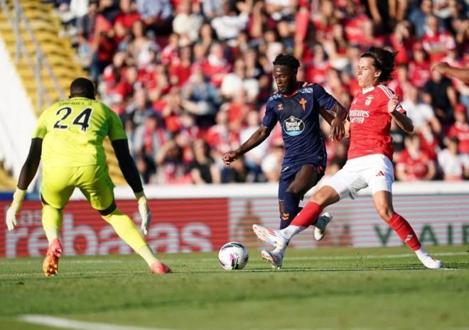 Jonathan Bamba ante el Benfica (Foto: Benfica).