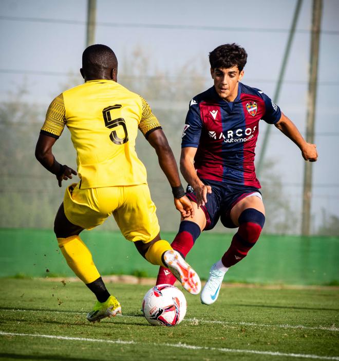 Fue la primera titularidad de Victor Fernández como jugador del Levante (Foto: LUD).