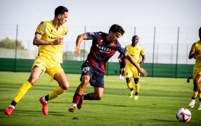 Marcos Navarro sigue como único lateral zurdo natural en la primera plantilla (Foto: LUD).