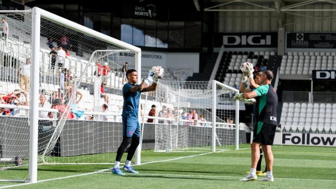 Alex Padilla y Oier Gastesi calientan en El Plantío. (Foto: Athletic Club)