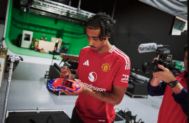 Leny Yoro firma unas botas en su primer día con el Manchester United (FOTO: Manchester United).