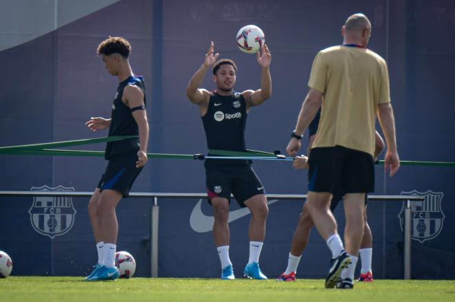 Vitor Roque, en un entrenamiento del Barça bajo las órdenes de Flick (FOTO: Cordón Press).