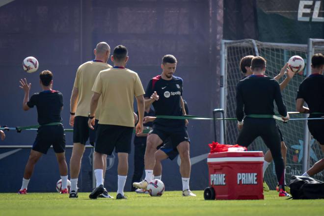 Lenglet, en un entrenamiento del Barça con Flick (FOTO: Cordón Press).