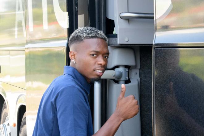 Ávaro Djaló sube al autobús hacia el Plantío de Burgos (Foto: Athletic Club).