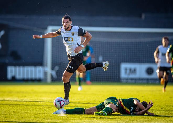 Rafa Mir, ante el CD Castellón (Foto: Valencia CF).