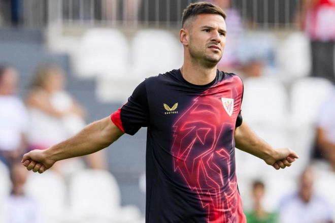 El delantero Gorka Guruzeta calienta en El Plantío de Burgos (Foto: Athletic Club).