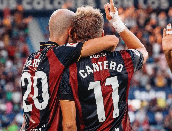 Cantero, junto a Oriol Rey, festeja su último gol con el Levante ante el Burgos el pasado 19 de agosto (Foto: LUD).