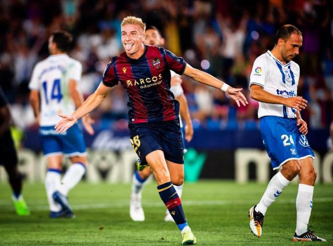 Cantero celebrando uno de los goles con el Levante al propio Tenerife (Foto: LUD).