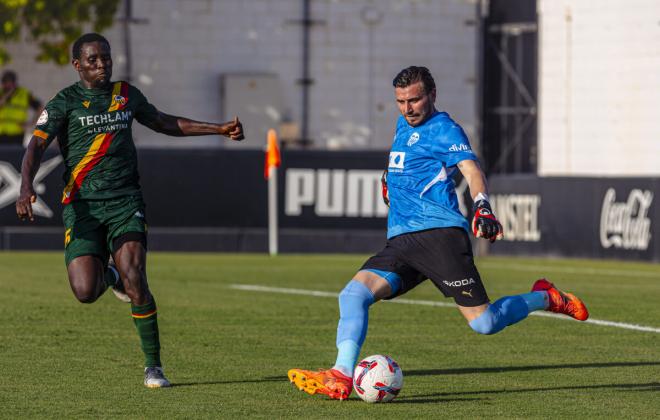 Stole Dimitrievski, ante el CD Castellón (Foto: Valencia CF).