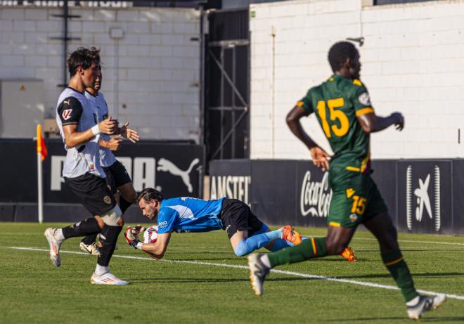 Stole Dimitrievski, ante el CD Castellón (Foto: Valencia CF).