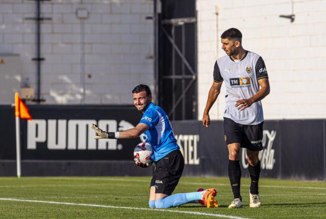 Stole Dimitrievski y Cenk Özkacar ante el CD Castellón (Foto: Valencia CF).