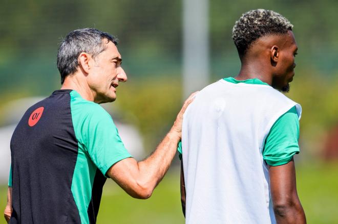 Ernesto Valverde habla con el fichado delantero Álvaro Djaló en Lezama (Foto: Athletic Club).