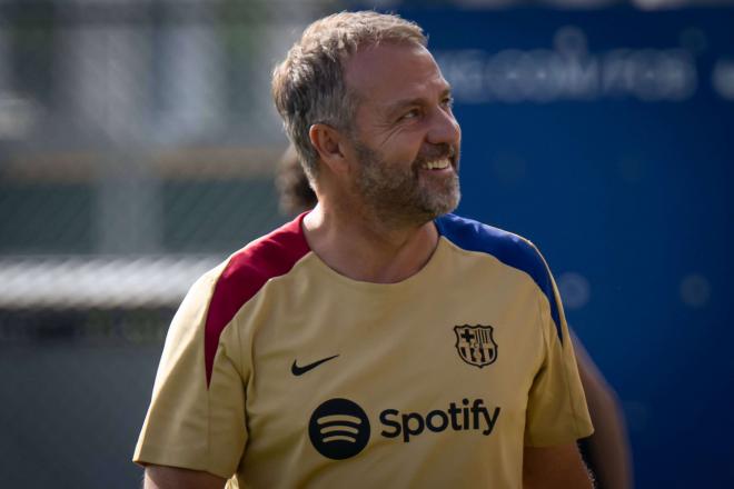 Hansi Flick sonríe en un entrenamiento del Barcelona (FOTO: Cordón Press).