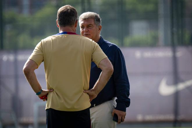 Flick y Laporta, en un entrenamiento del Barça (FOTO: Cordón Press).