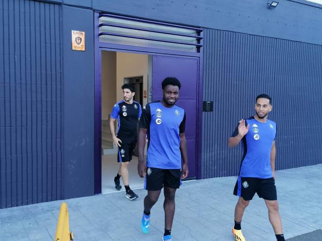 Boyomo y Anuar, con la nueva camiseta de entrenamiento del Pucela (Foto: Real Valladolid).