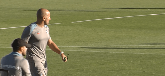 Luis Piñedo, durante un entrenamiento bajo la mirada de Simeone (Foto: ElDesmarque)