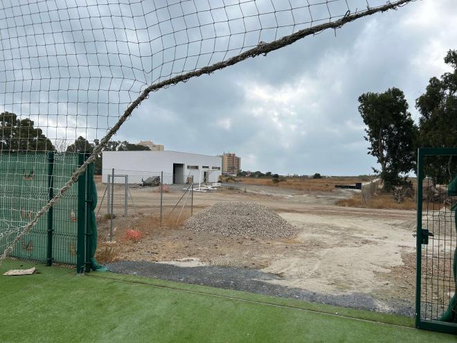 Justo al lado del campo donde entrenó el primer equipo, siguen los trabajos de la segunda fase. (Foto: A.F.L.)