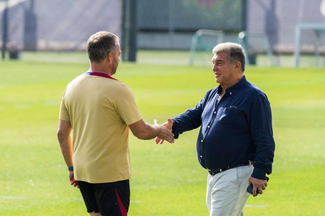 Flick y Laporta, en un entrenamiento del Barça en esta pretemporada (FOTO: Cordón Press).