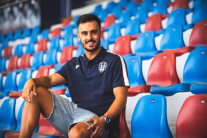 Diego Pampín, posando en una de las butacas de la Tribuna del Ciutat de València (Foto: LUD).