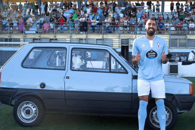 Borja Iglesias con su Seat Panda (Foto: RC Celta).