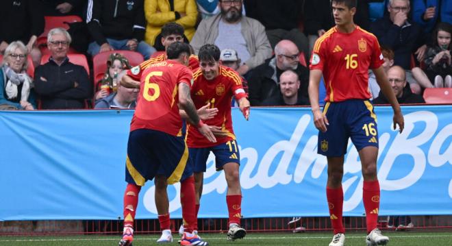 Los jugadores de España celebrando uno de los goles (X: @SEFutbol)