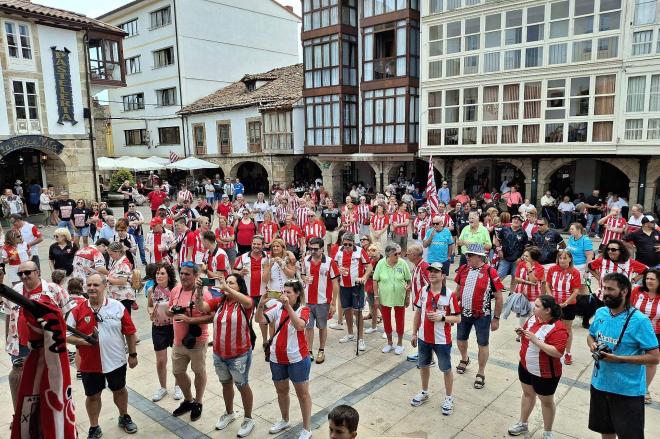 La XIX fiesta rojiblanca de Espinosa de los Monteros, realizada por el 24 aniversario de la Peña del Athletic Club.