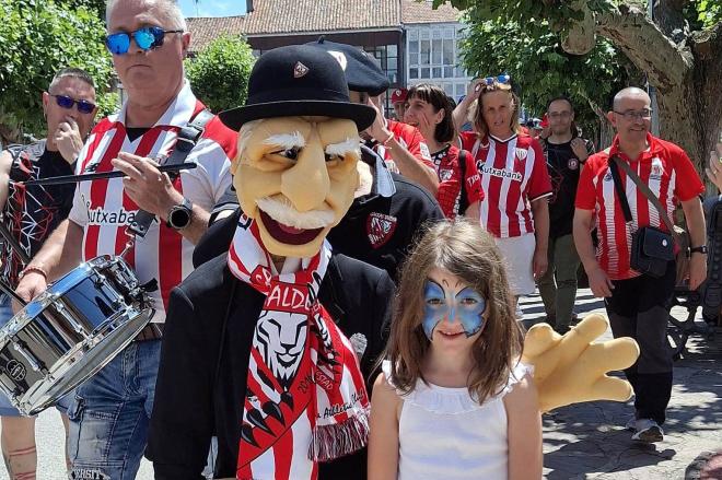 Athleticzales de todas las edades en la XIX fiesta rojiblanca de Espinosa de los Monteros, festejando por todo lo alto el 24 aniversario de la Peña Athletic Club.