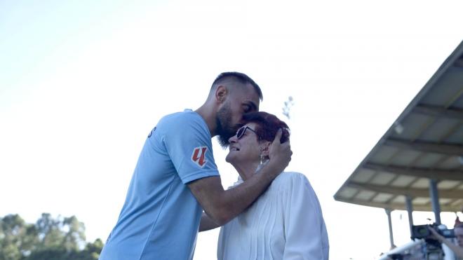 Borja Iglesias con su abuela Teresa (Foto: RC Celta).