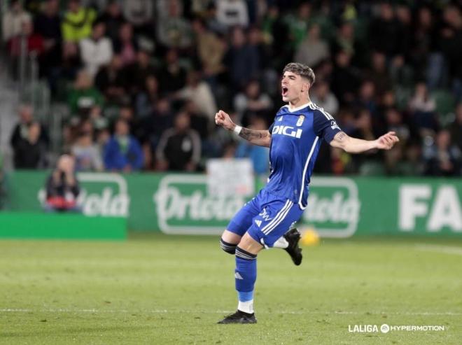 Santiago Homenchenko en un partido con el Real Oviedo (Foto: LALIGA).