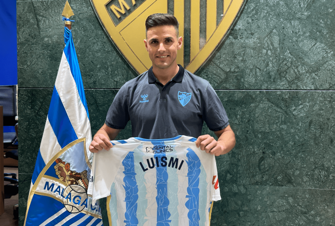 Luismi Sánchez posa con la equipación local en la rueda de prensa. (Foto: A.F.L.)