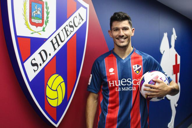 Miguel Loureiro, durante su presentación con el Huesca (Foto: SDH).