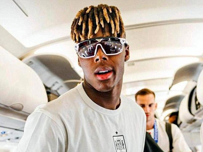 El jugador del Athletic Nico Williams en el avión de regreso de la Eurocopa (Foto: RFEF).