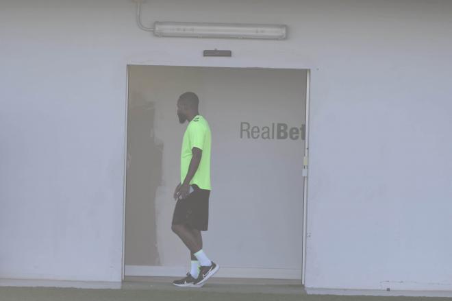 Bakambu, en el entrenamiento del Betis (Foto: Kiko Hurtado)