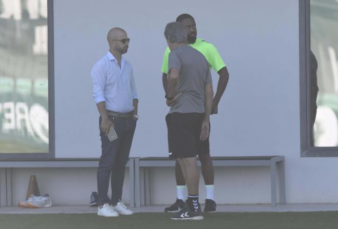 Manu Fajardo, Bakambu y Pellegrini, en el entrenamiento (Foto: Kiko Hurtado)