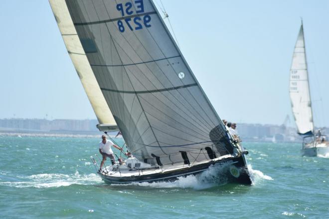 El Merdocq de Bohórquez surcando la Bahía de Cádiz.