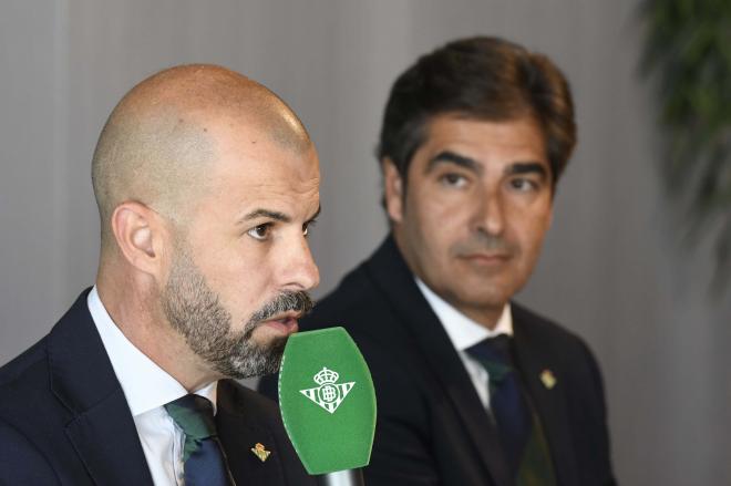 Manu Fajardo y Ángel Haro, hablando ante los medios (Foto: Kiko Hurtado)