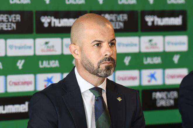 Manu Fajardo, hablando ante los medios (Foto: Kiko Hurtado)