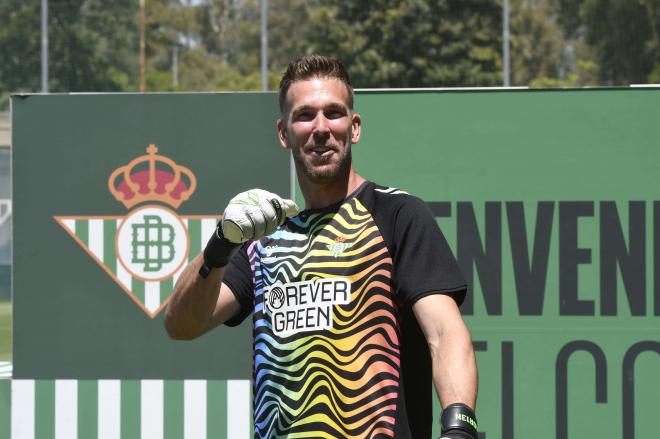 Adrián San Miguel, en su presentación con el Betis (Foto: Kiko Hurtado)