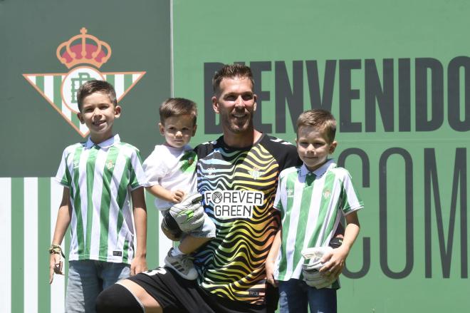 Adrián San Miguel, en su presentación con el Betis (Foto: Kiko Hurtado)