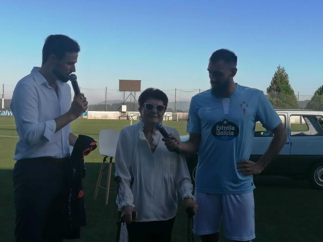 Borja Iglesias junto a su abuela Teresa en la presentación como nuevo jugador del Celta.