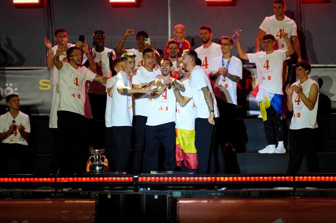 Morata y Rodri celebran con sus compañeros la Eurocopa (FOTO: Cordón Press).