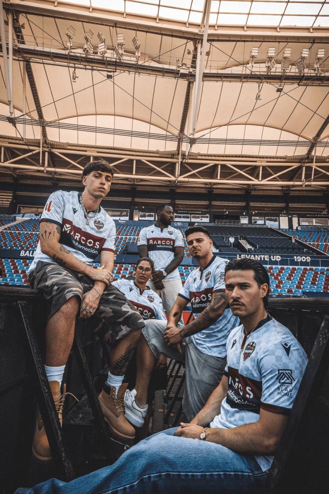 Sergio Lozano, Medina Kid y sus amigos, durante la sesión de fotos de la tercera camiseta (Foto: LUD).