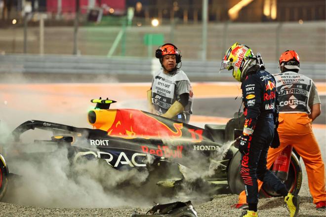 Checo Pérez se baja de su Red Bull tras quedar atrapado en la grava (Cordon Press)