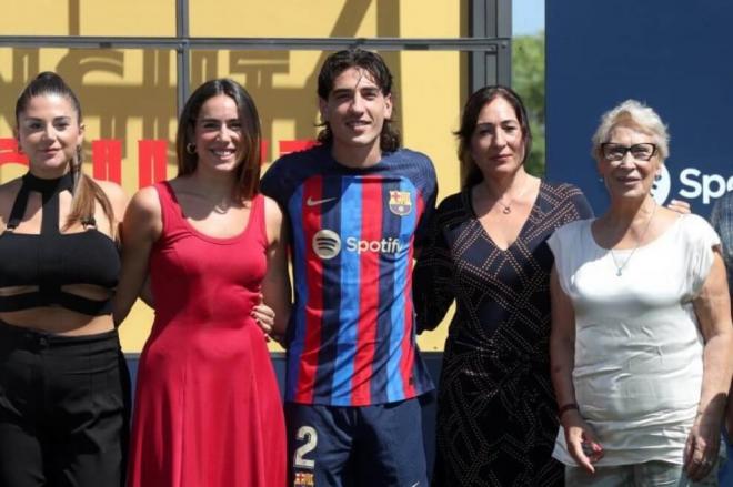 Héctor Bellerín junto a su familia en su presentación con el Barcelona (Cordon Press)