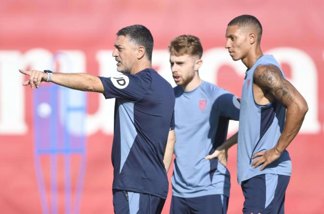 García Pimienta, entrenador del Sevilla, en la sesión del martes (Foto: Kiko Hurtado).