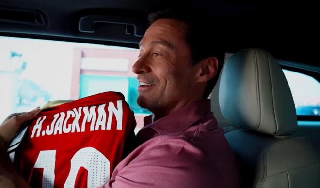 Hugh Jackman recibe una camiseta de Peluche Caligari, un equipo de la Kings League Américas.