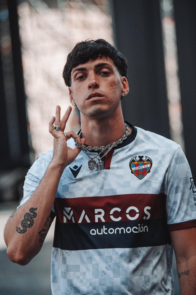 Álex 'Medina Kid', luciendo la tercera camiseta del Levante de la temporada 2024/25 (Foto: LUD).